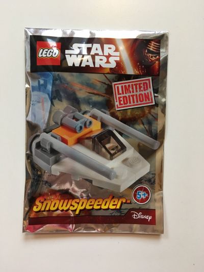 Фотография обложки журнала Lego. Star Wars. Конструктор Snowspeeder. Игрушка из журнала.